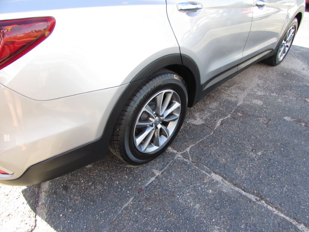 Photo 20 of this HYUNDAI SANTA FE