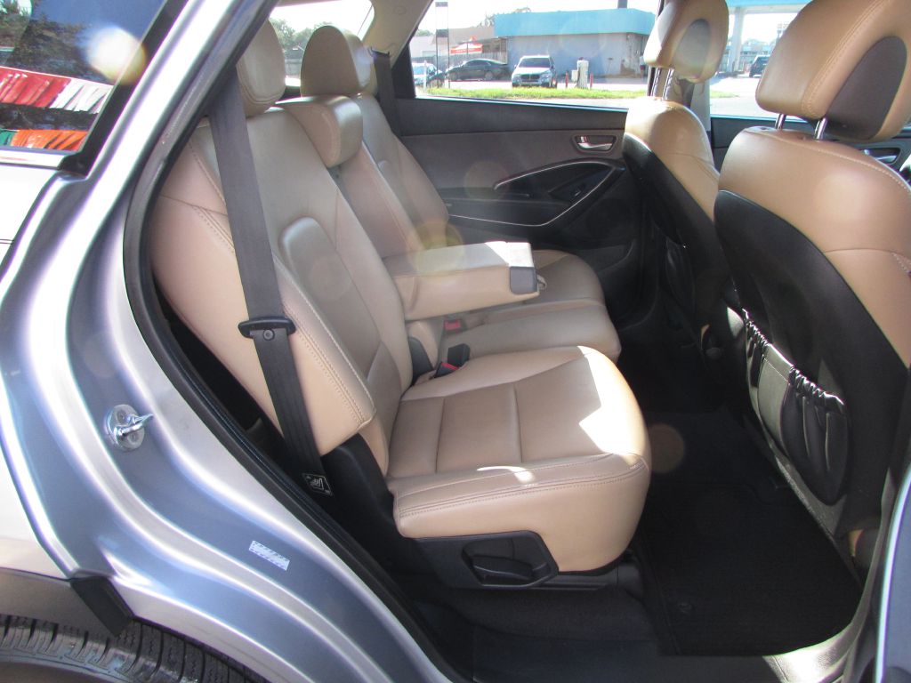 Photo 21 of this HYUNDAI SANTA FE