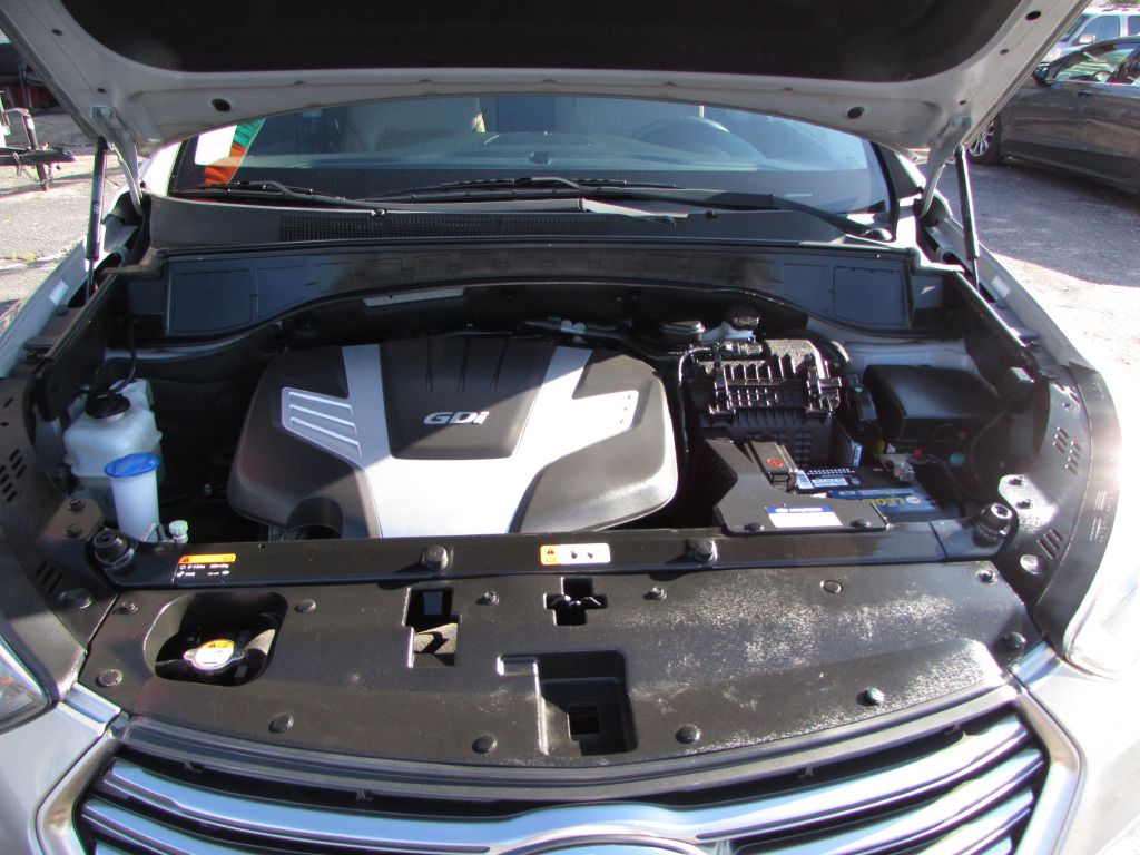 Photo 25 of this HYUNDAI SANTA FE