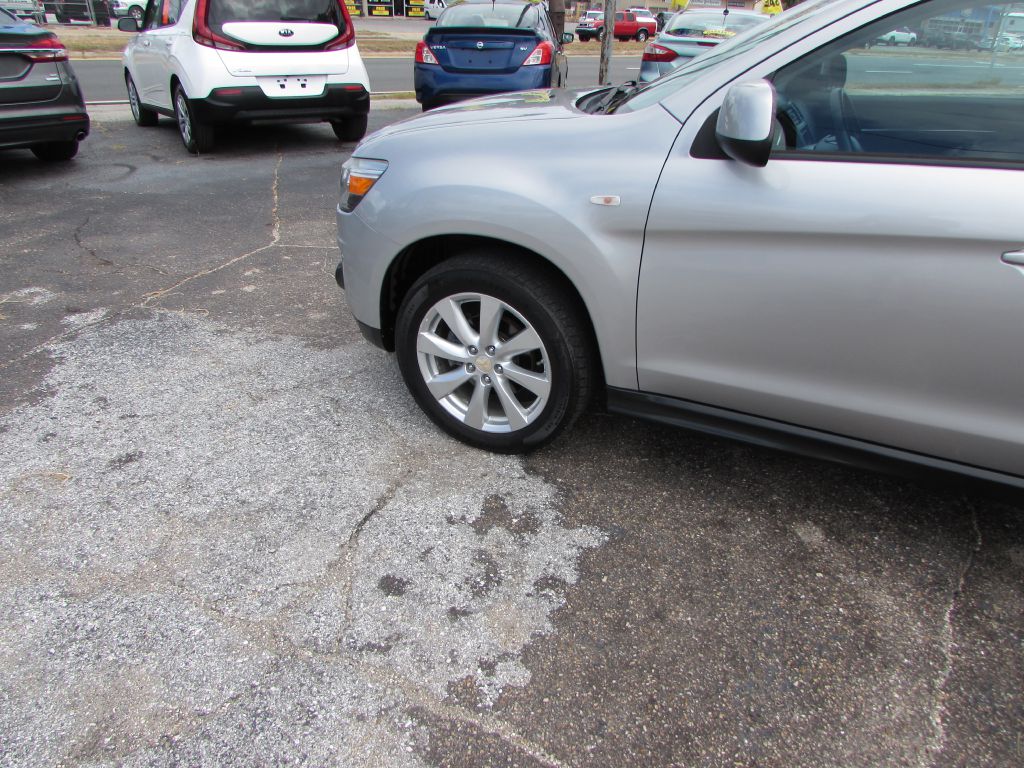 Photo 2 of this MITSUBISHI OUTLANDER SPORT