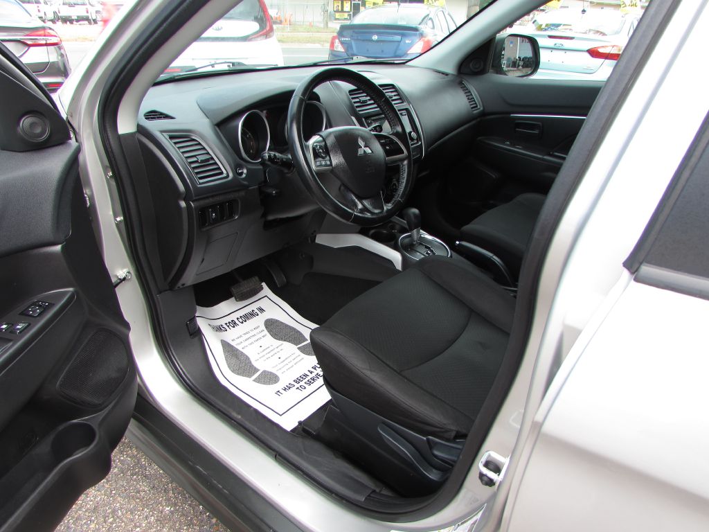 Photo 6 of this MITSUBISHI OUTLANDER SPORT