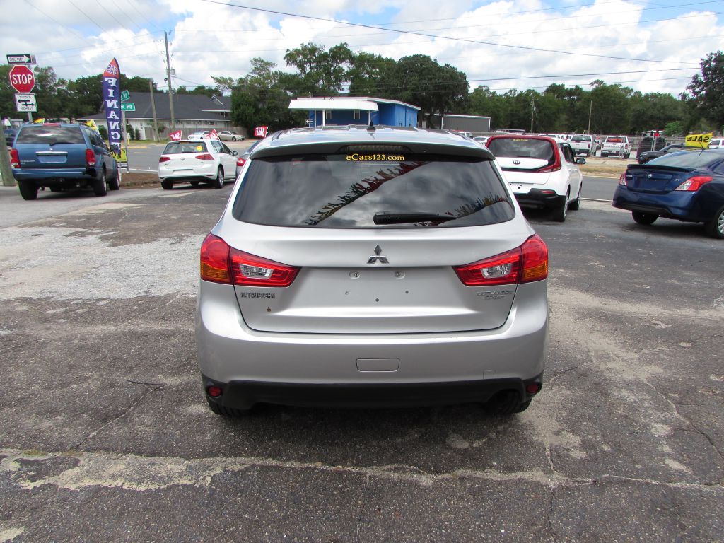 Photo 11 of this MITSUBISHI OUTLANDER SPORT