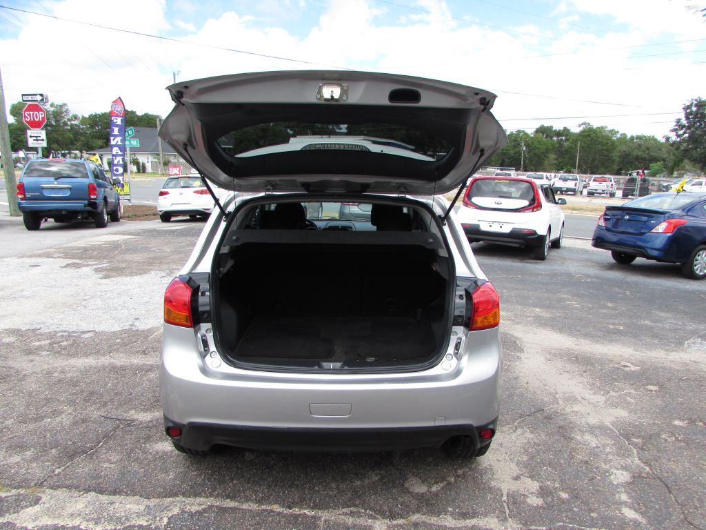 Photo 12 of this MITSUBISHI OUTLANDER SPORT