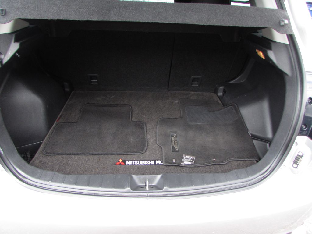Photo 13 of this MITSUBISHI OUTLANDER SPORT