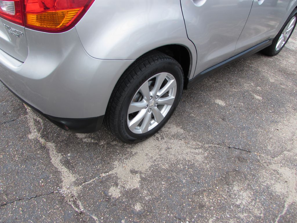 Photo 14 of this MITSUBISHI OUTLANDER SPORT