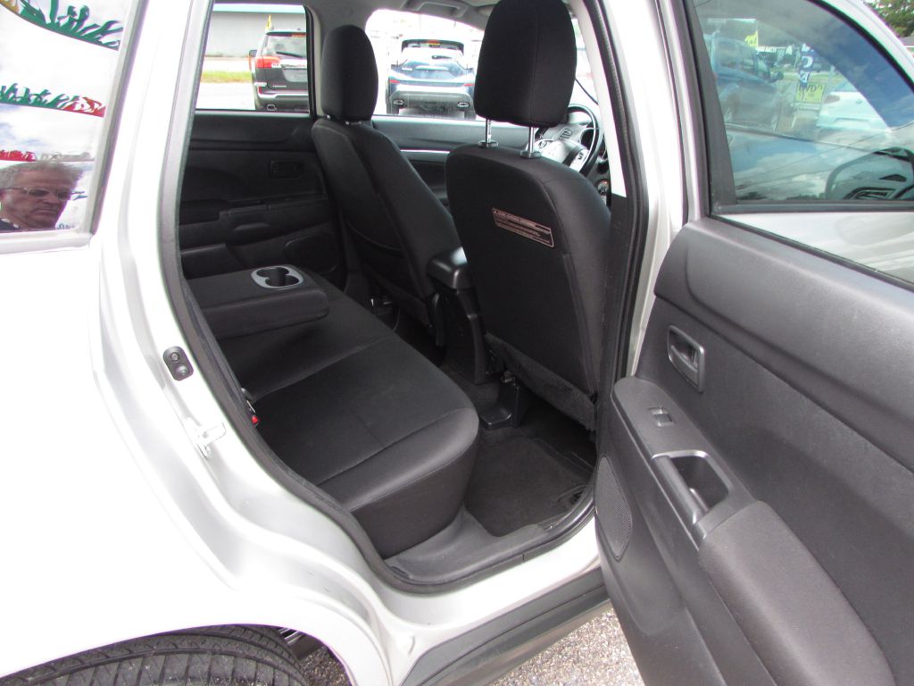 Photo 15 of this MITSUBISHI OUTLANDER SPORT