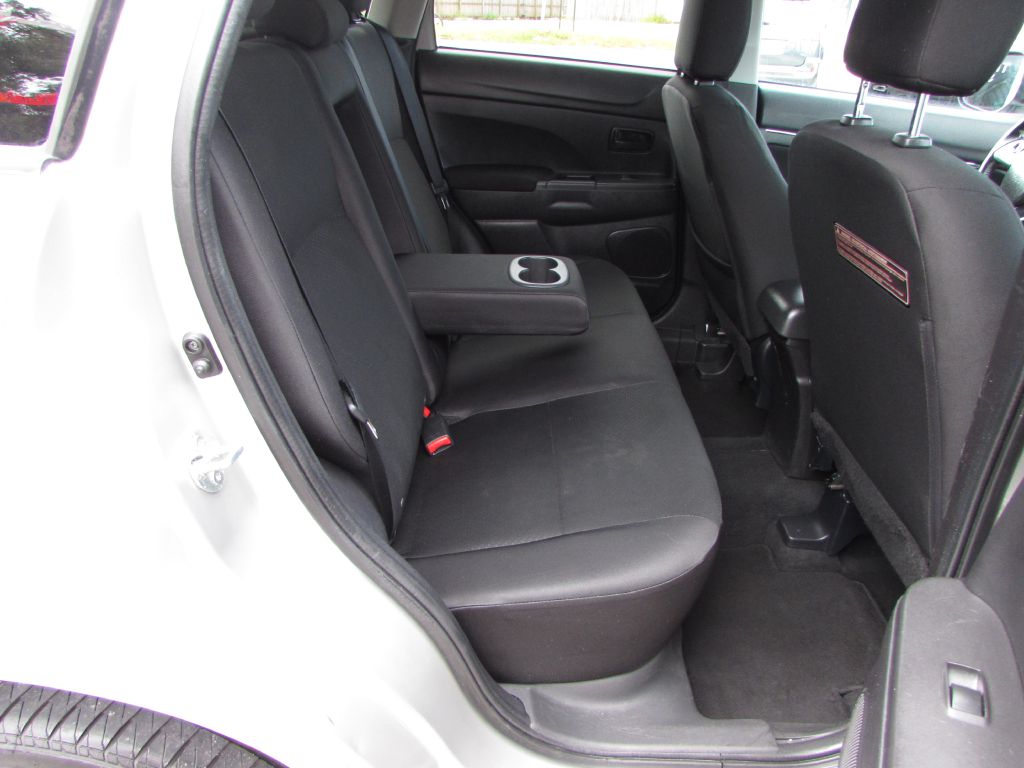 Photo 16 of this MITSUBISHI OUTLANDER SPORT