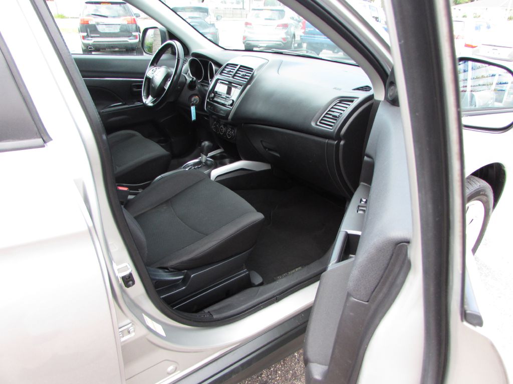 Photo 17 of this MITSUBISHI OUTLANDER SPORT