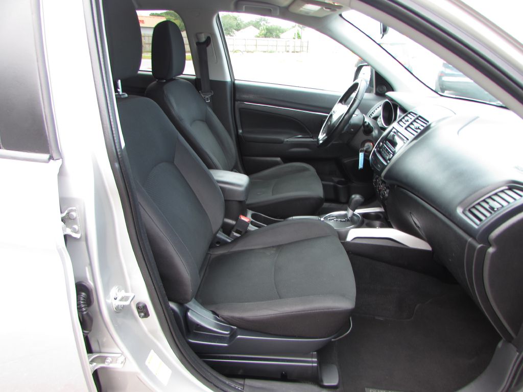 Photo 18 of this MITSUBISHI OUTLANDER SPORT