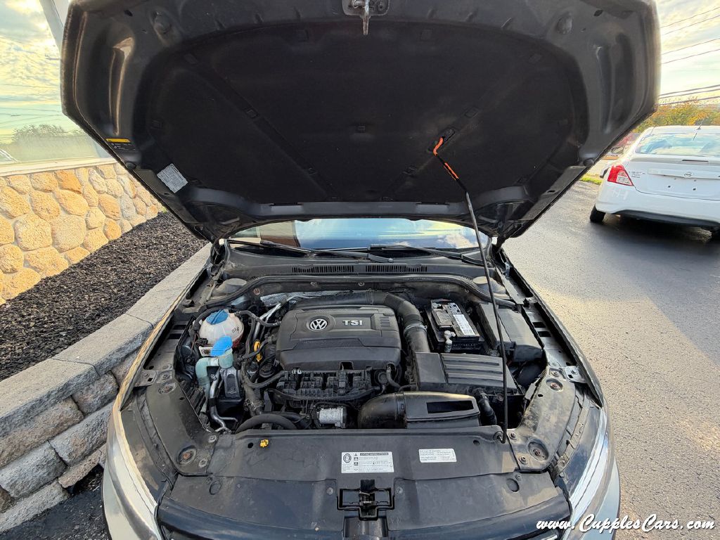 Photo 12 of this VOLKSWAGEN JETTA