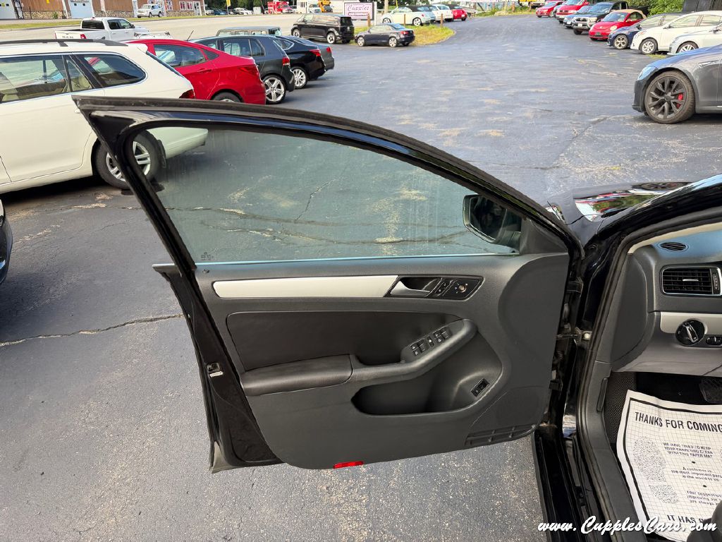 Photo 5 of this VOLKSWAGEN JETTA