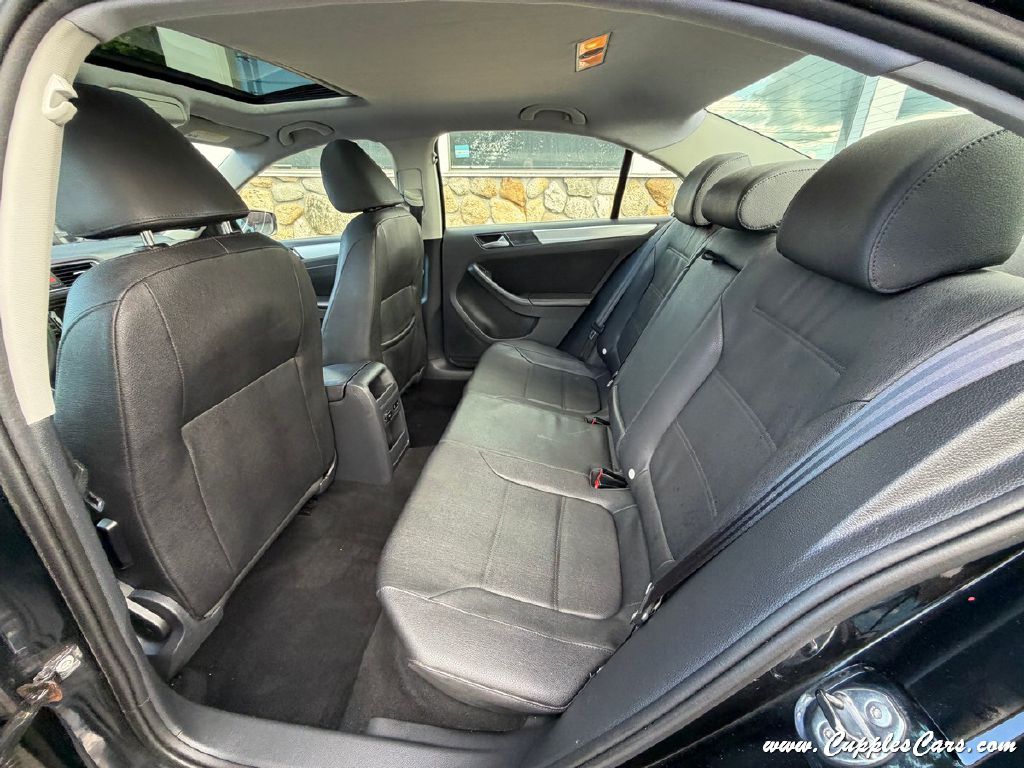 Photo 21 of this VOLKSWAGEN JETTA