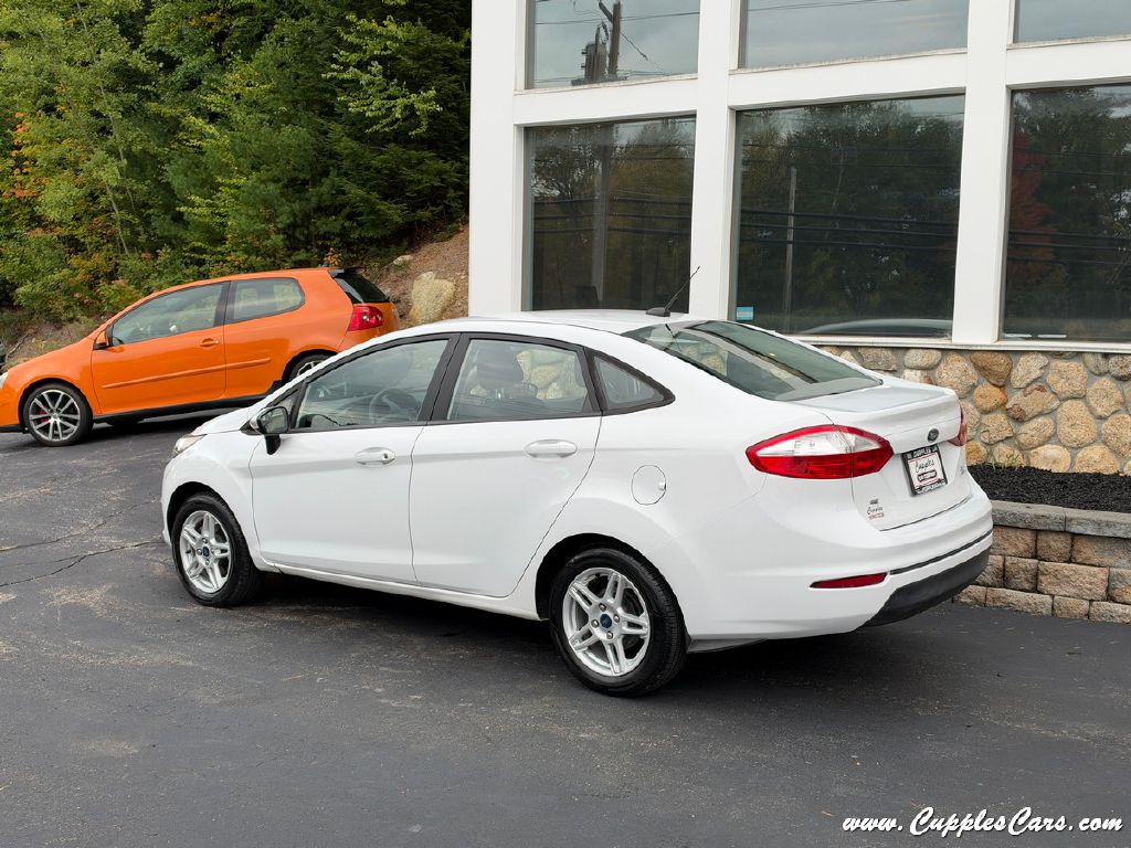 Photo 2 of this FORD FIESTA