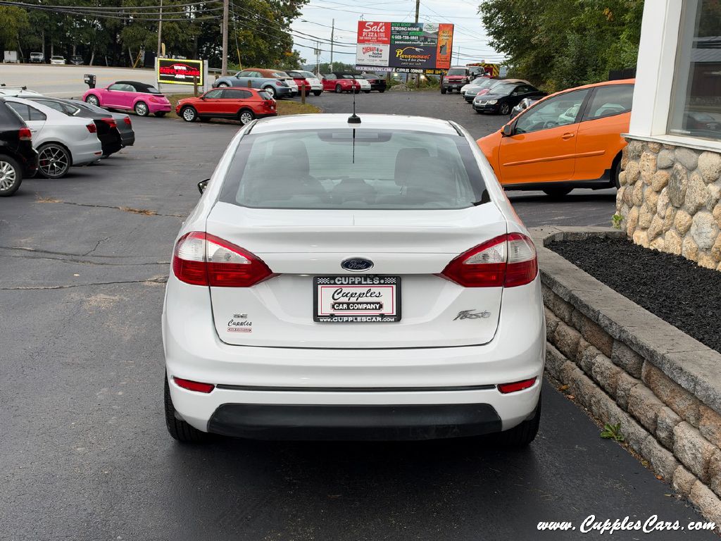 Photo 8 of this FORD FIESTA