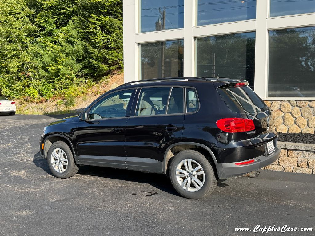 Photo 2 of this VOLKSWAGEN TIGUAN