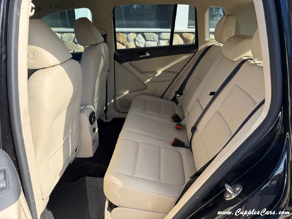 Photo 8 of this VOLKSWAGEN TIGUAN
