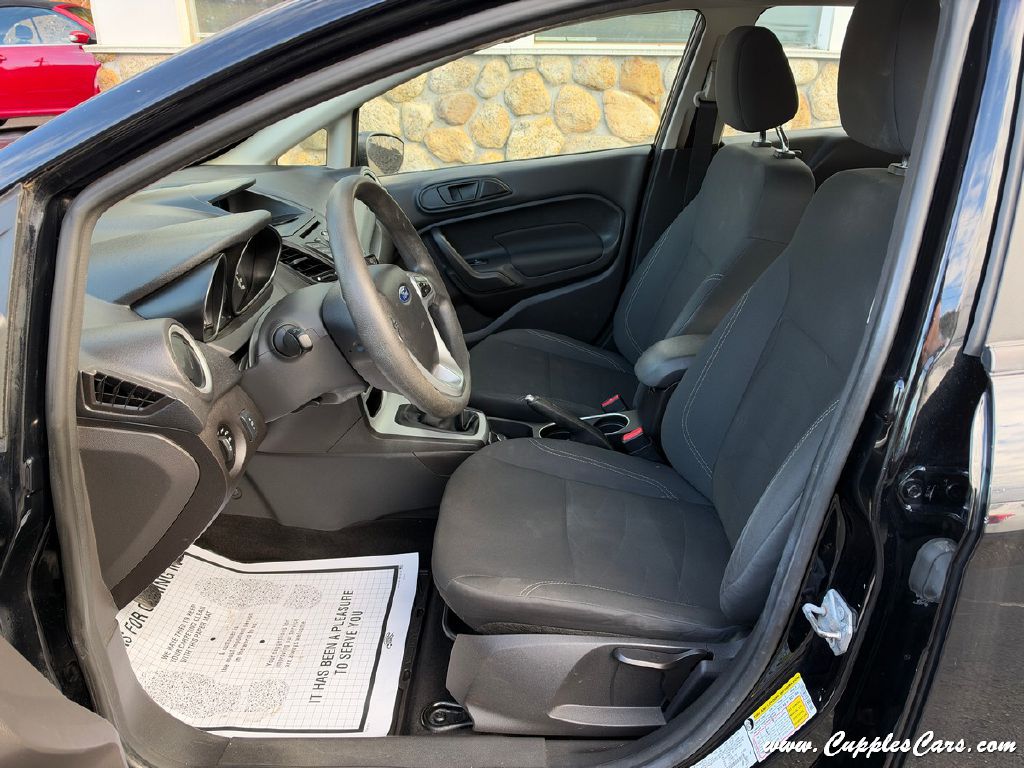 Photo 3 of this FORD FIESTA