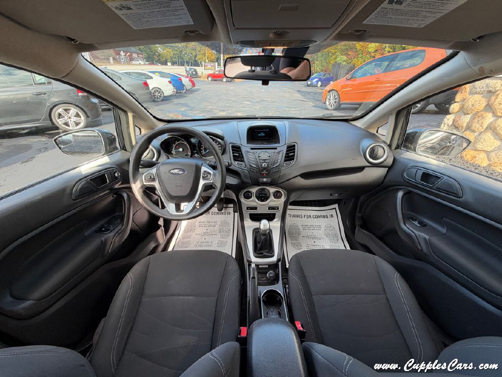 Photo 18 of this FORD FIESTA