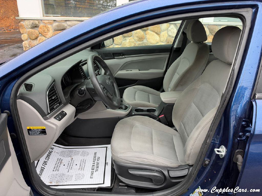 Photo 3 of this HYUNDAI ELANTRA