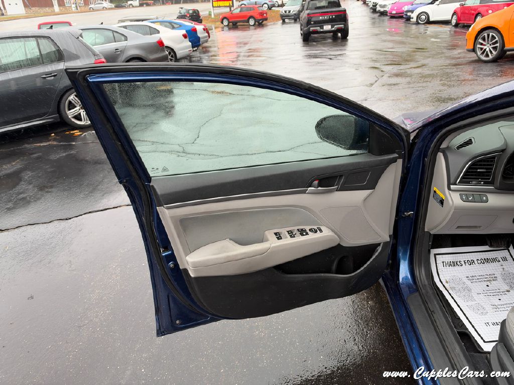 Photo 5 of this HYUNDAI ELANTRA