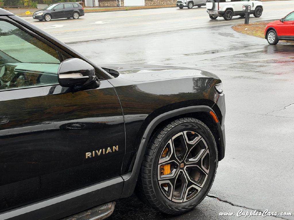 Photo 33 of this RIVIAN R1T