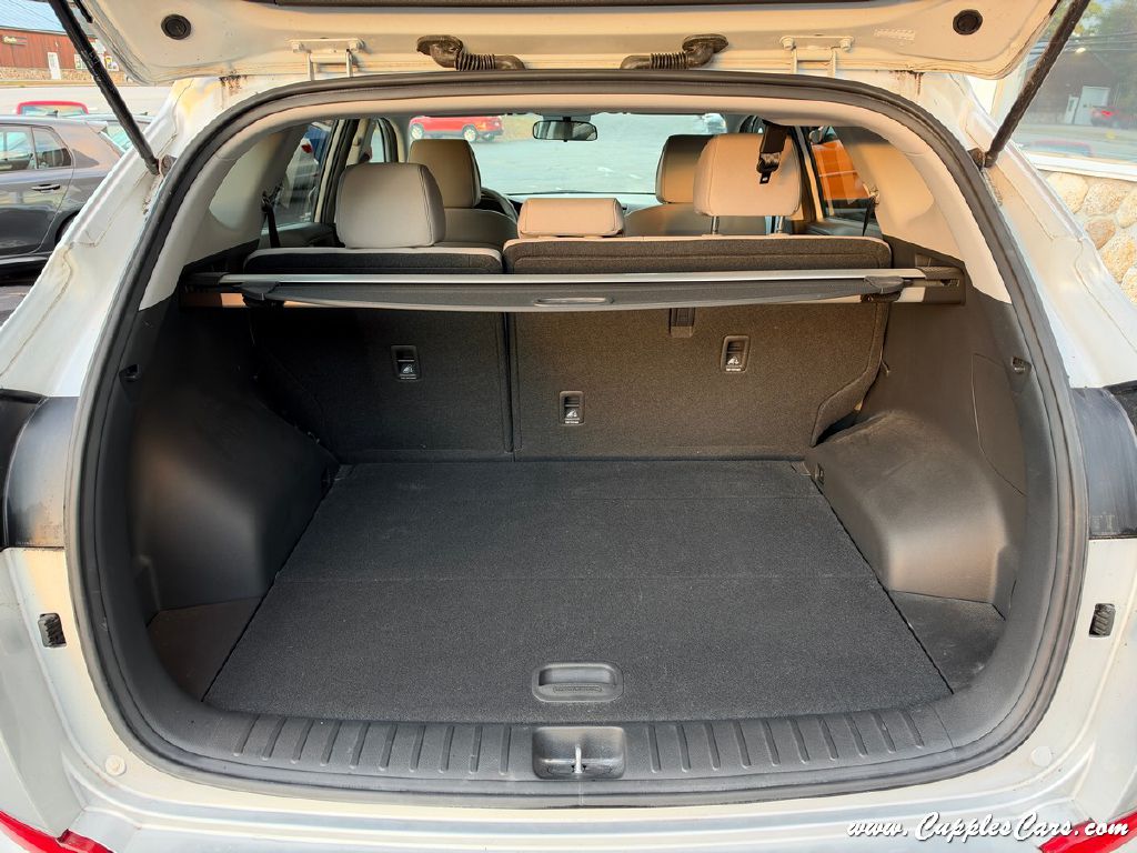 Photo 8 of this HYUNDAI TUCSON