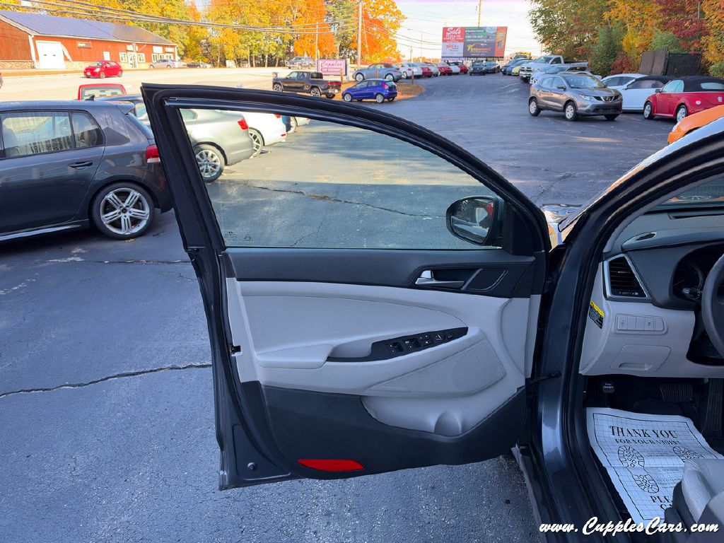 Photo 5 of this HYUNDAI TUCSON