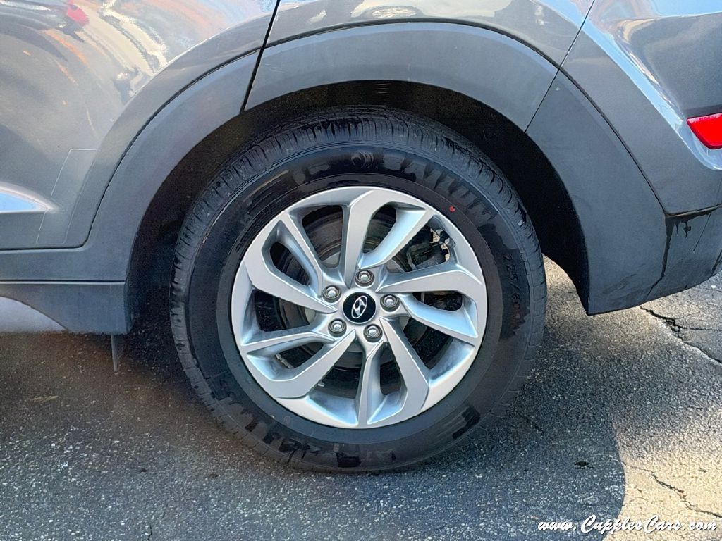 Photo 36 of this HYUNDAI TUCSON