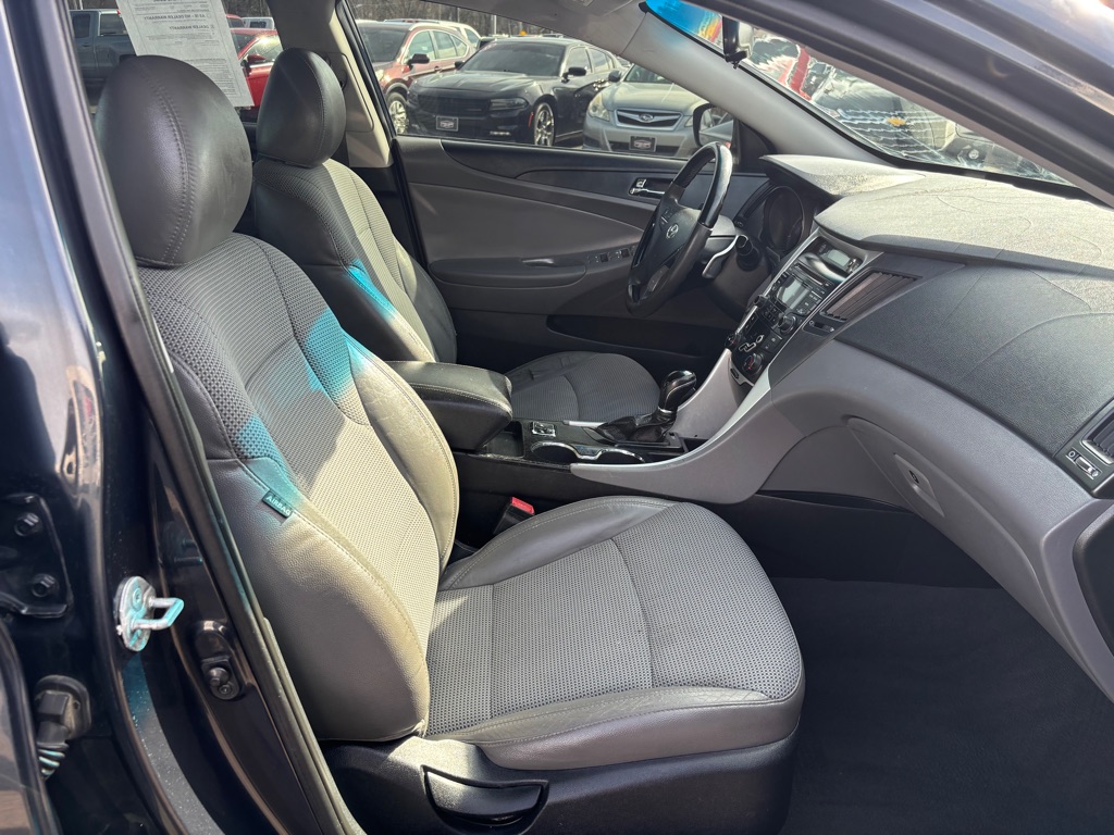 Photo 9 of this HYUNDAI SONATA