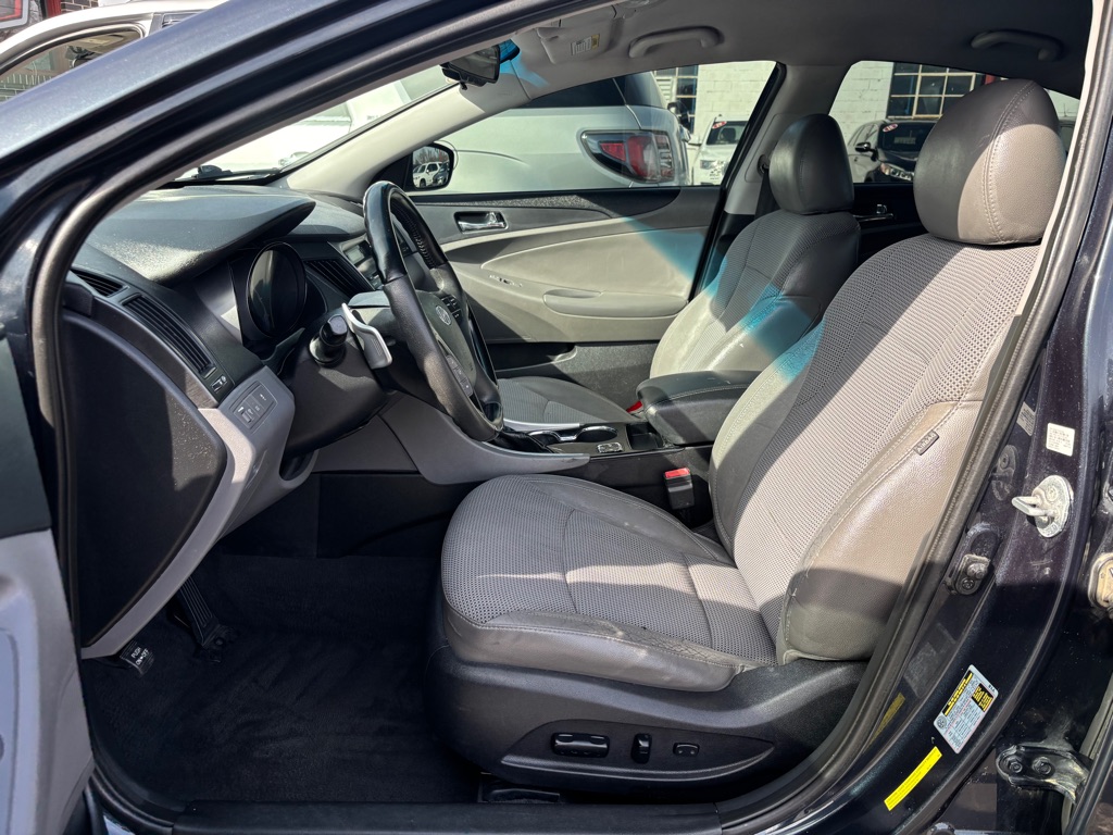 Photo 7 of this HYUNDAI SONATA