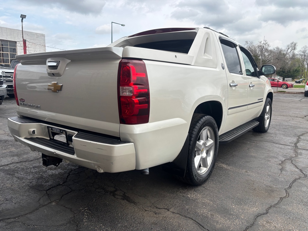 Photo 4 of this CHEVROLET AVALANCHE