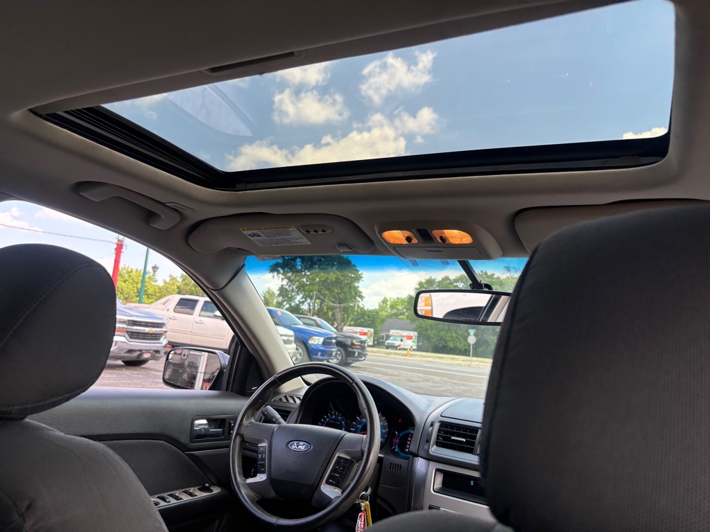 Photo 12 of this FORD FUSION