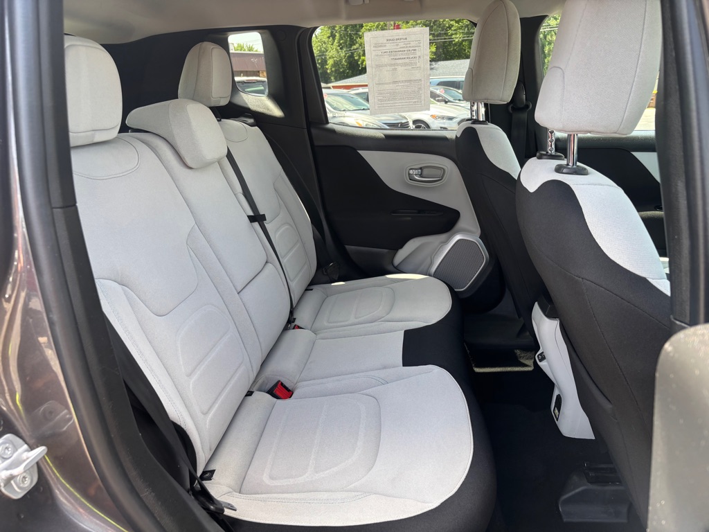 Photo 8 of this JEEP RENEGADE