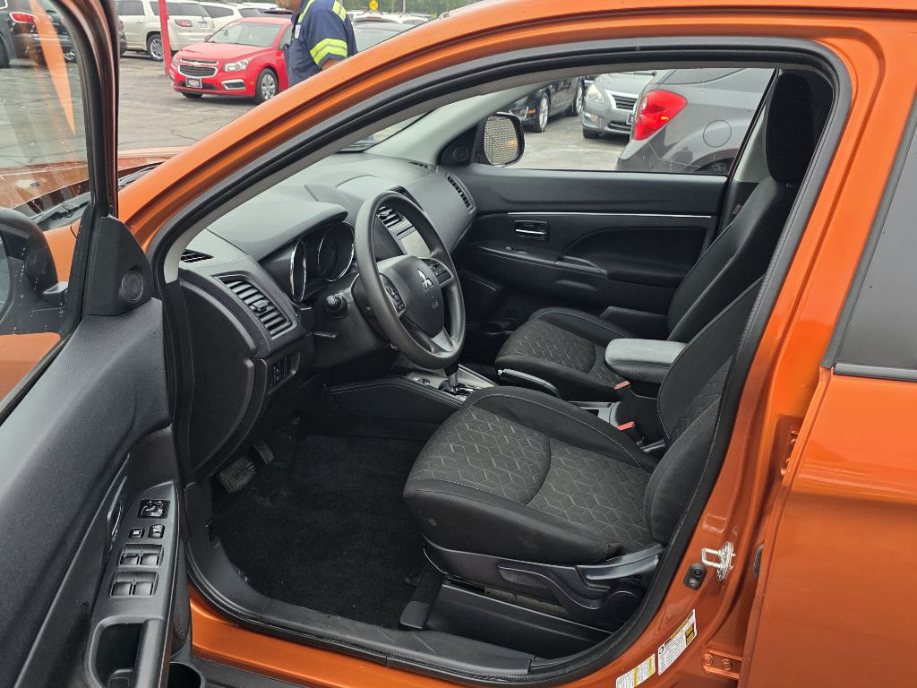 Photo 10 of this MITSUBISHI OUTLANDER SPORT