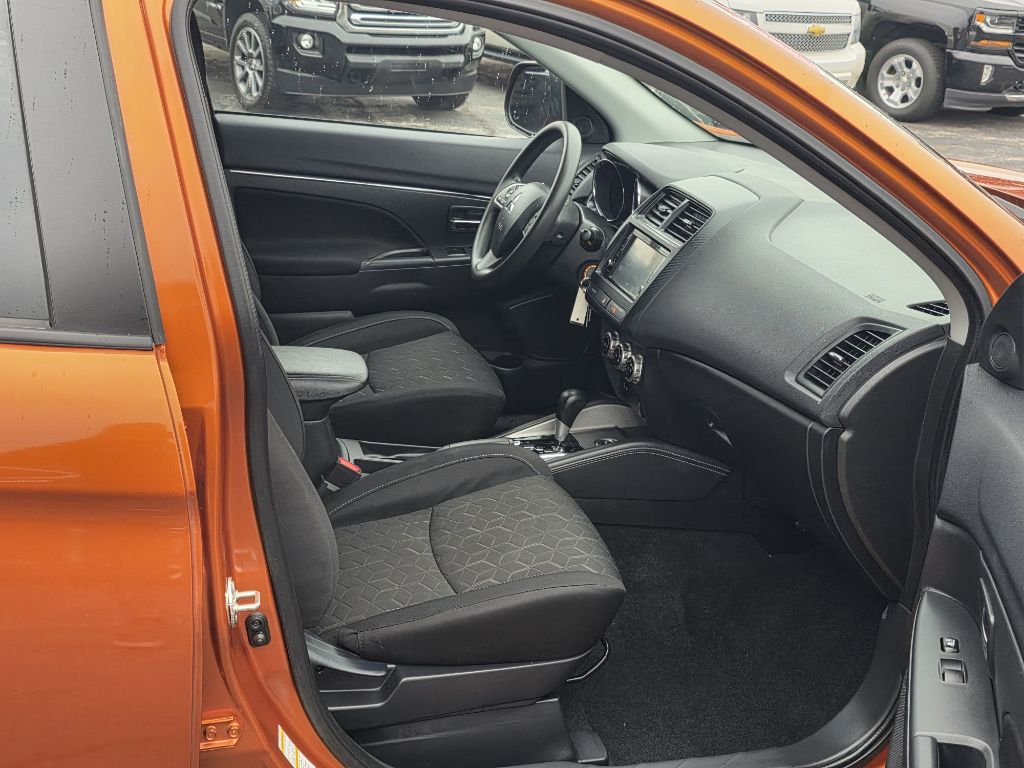 Photo 13 of this MITSUBISHI OUTLANDER SPORT