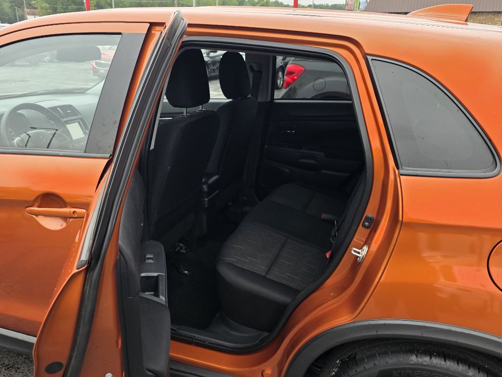 Photo 11 of this MITSUBISHI OUTLANDER SPORT