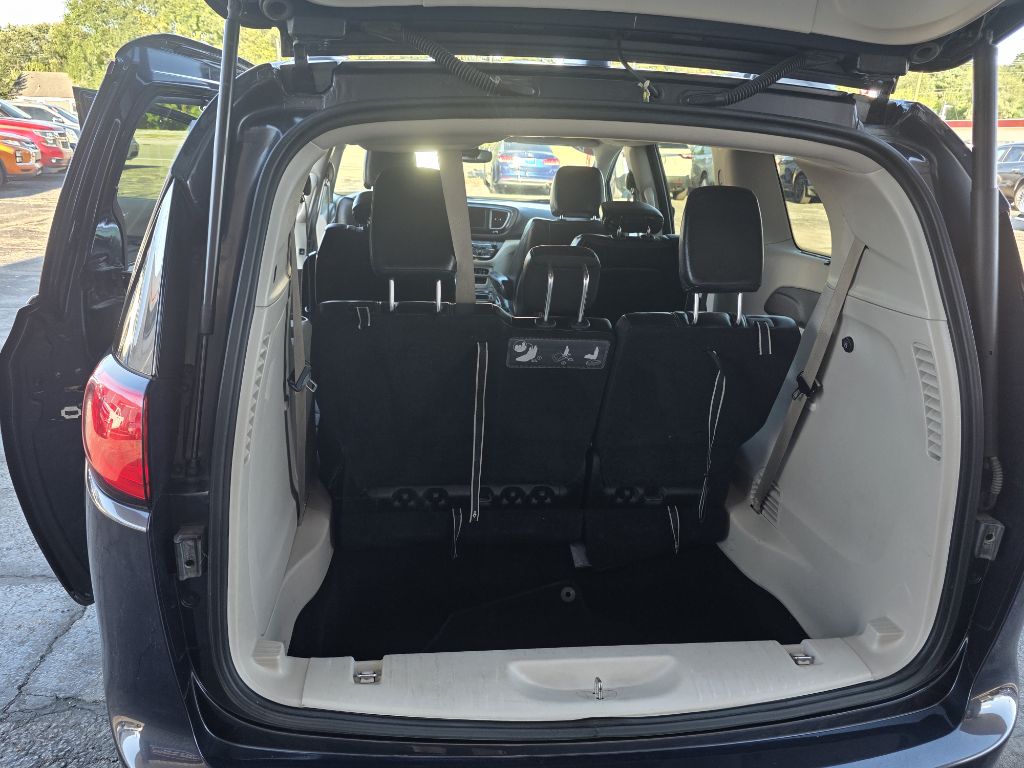 Photo 11 of this CHRYSLER PACIFICA