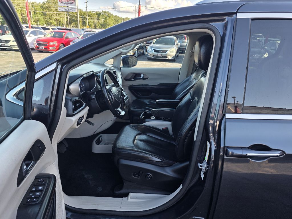 Photo 9 of this CHRYSLER PACIFICA