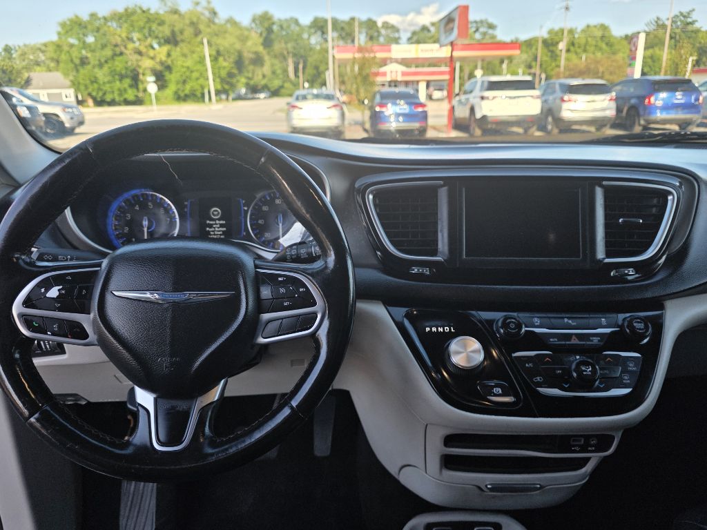 Photo 12 of this CHRYSLER PACIFICA