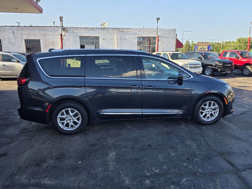 Photo 7 of this CHRYSLER PACIFICA
