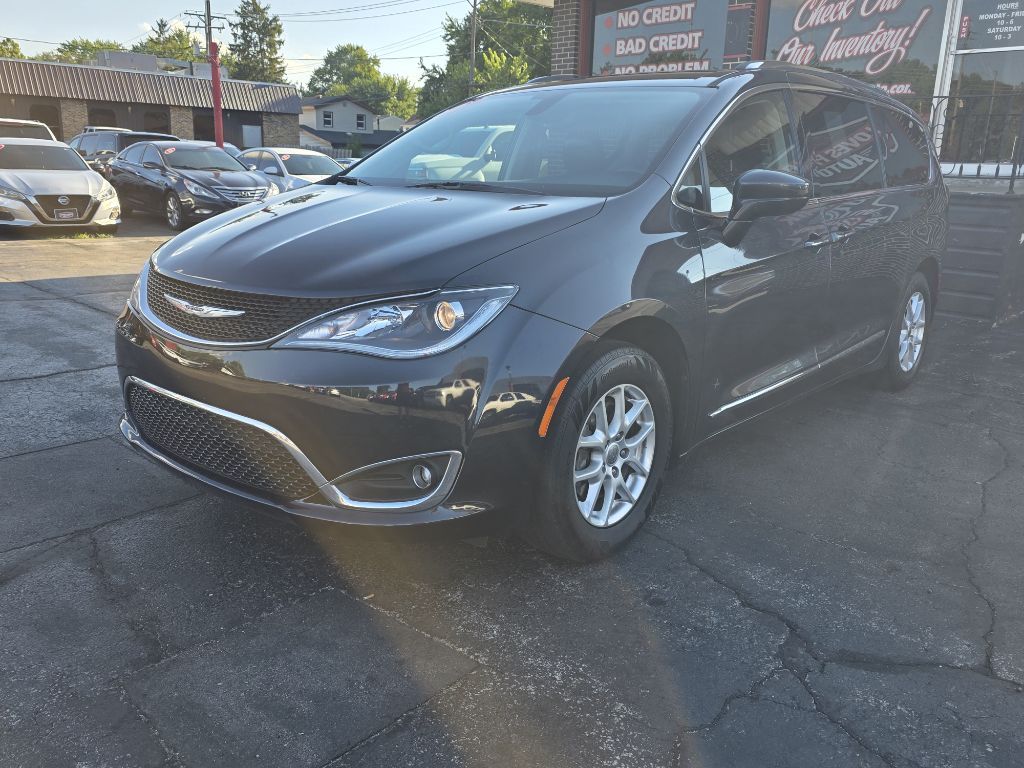 Photo 2 of this CHRYSLER PACIFICA