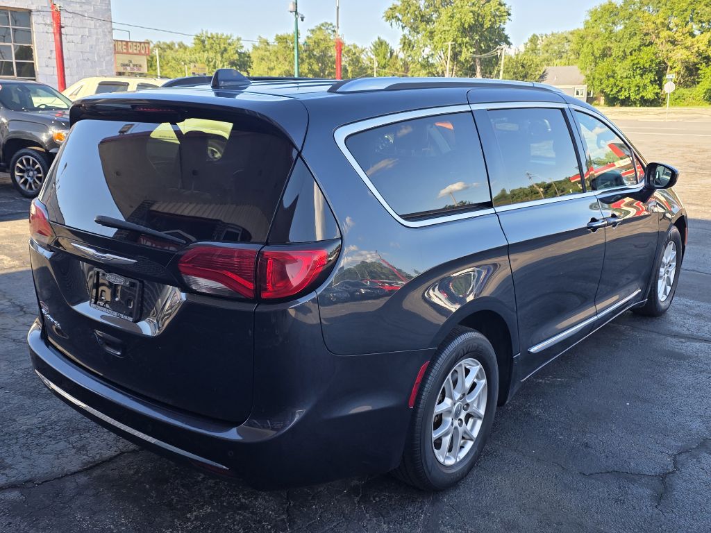 Photo 5 of this CHRYSLER PACIFICA