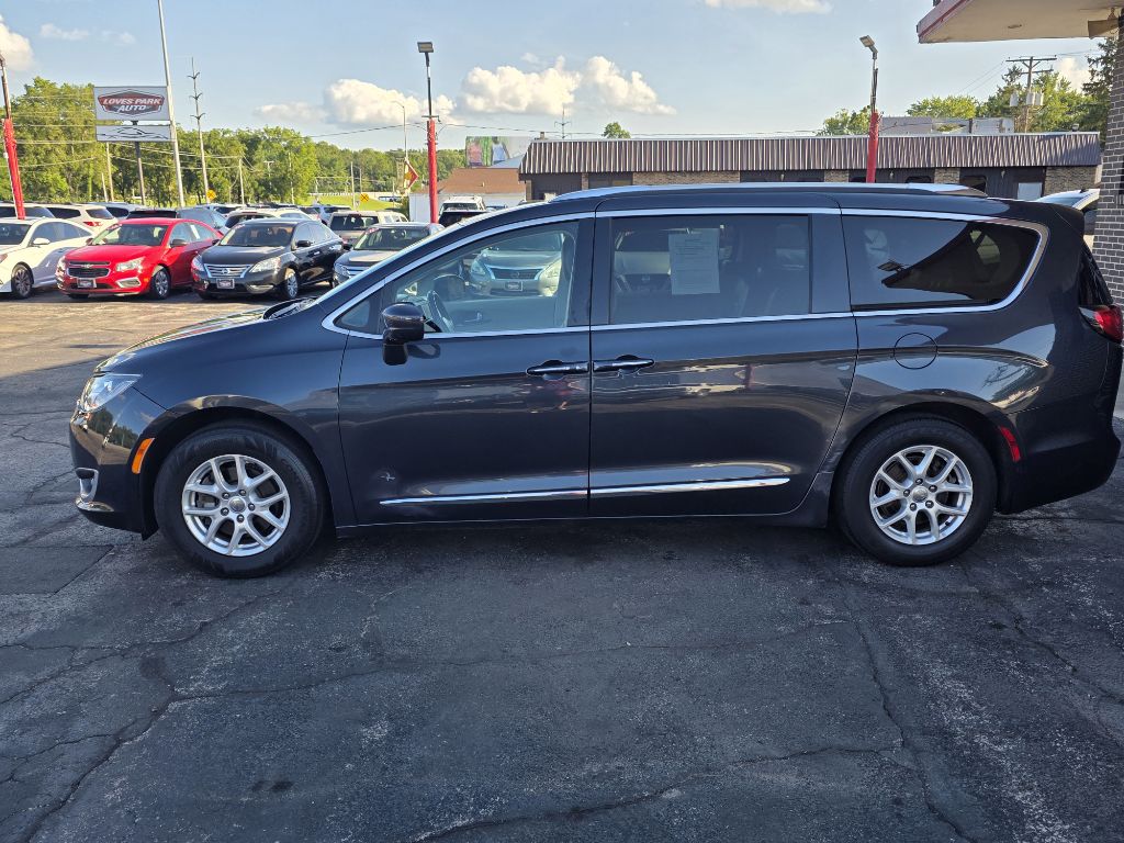 Photo 4 of this CHRYSLER PACIFICA