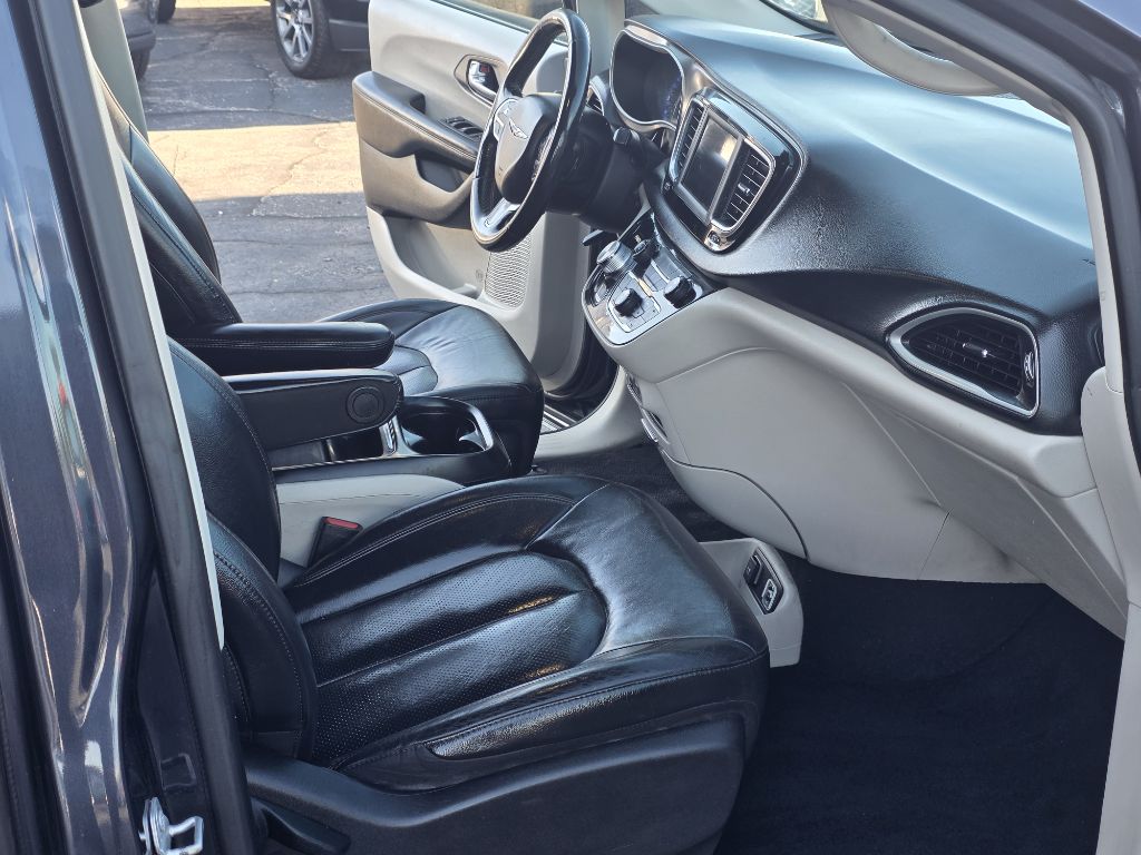 Photo 15 of this CHRYSLER PACIFICA