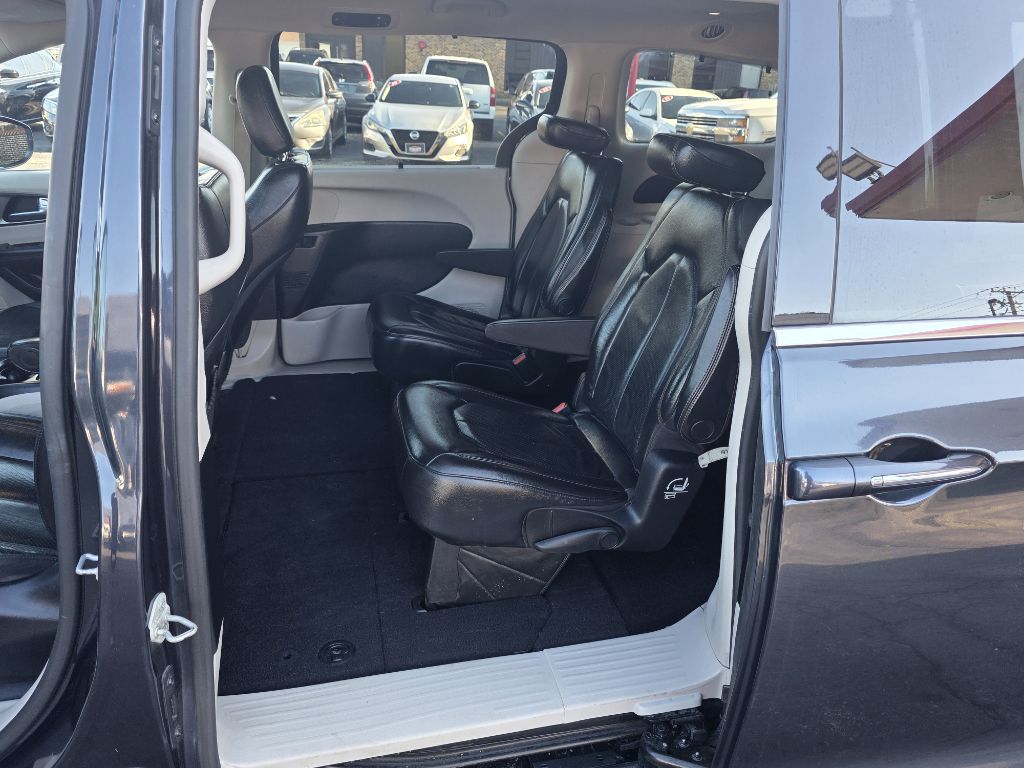 Photo 10 of this CHRYSLER PACIFICA