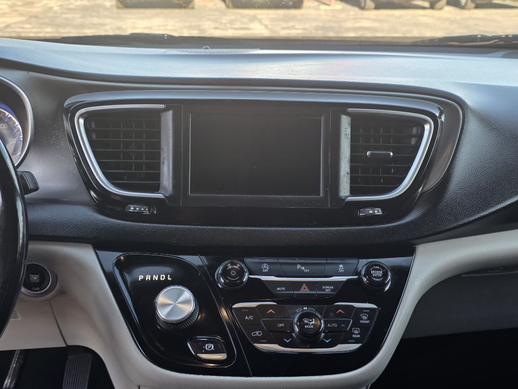 Photo 13 of this CHRYSLER PACIFICA