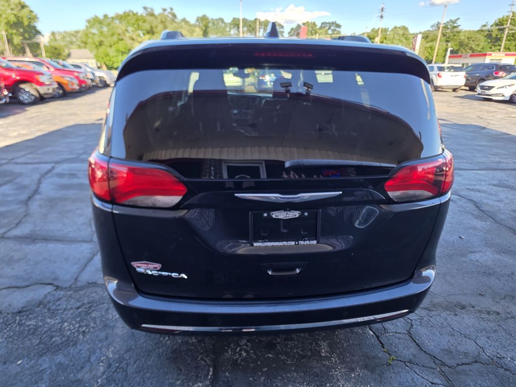 Photo 6 of this CHRYSLER PACIFICA
