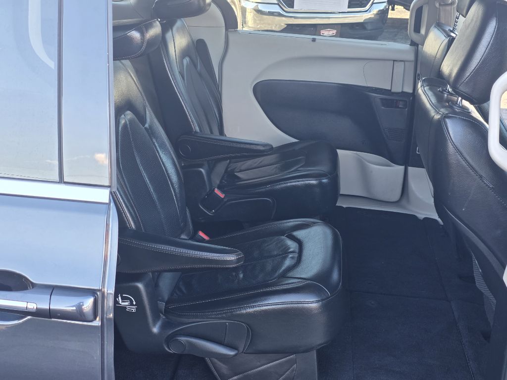 Photo 14 of this CHRYSLER PACIFICA