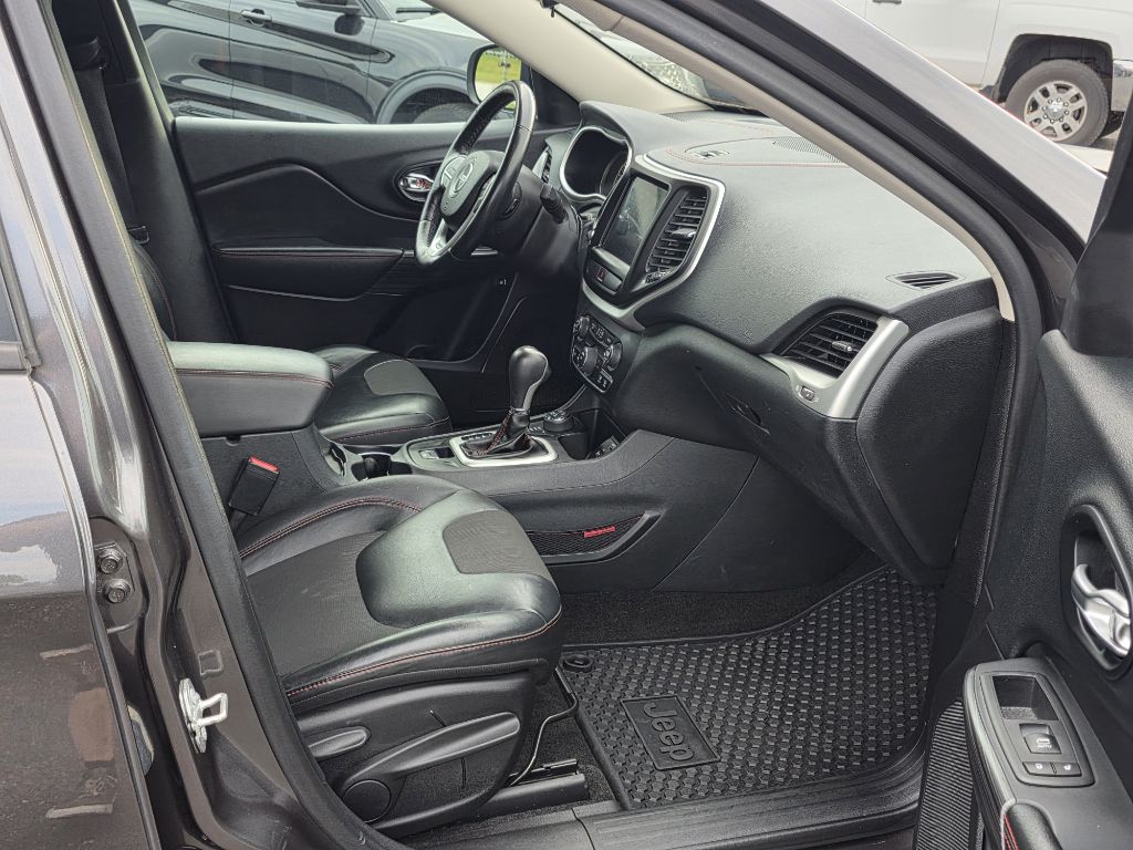 Photo 16 of this JEEP CHEROKEE