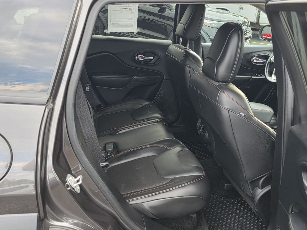 Photo 15 of this JEEP CHEROKEE